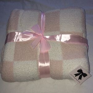 Daisy Shoppe large plush blanket
